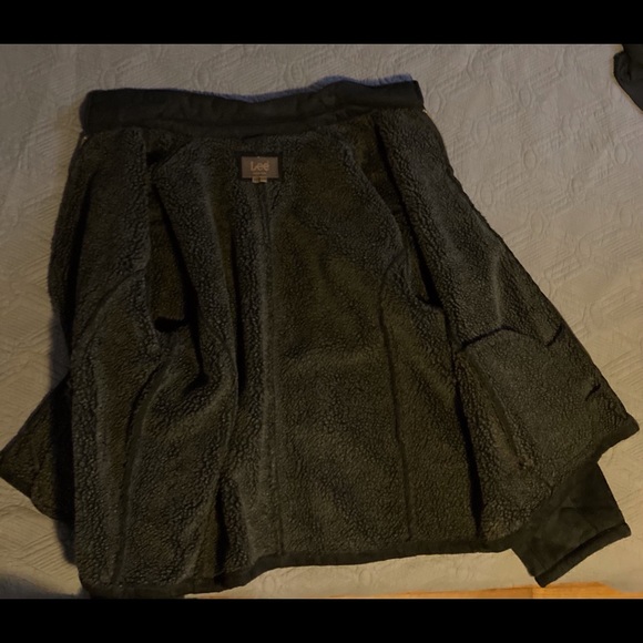 Lee - Picture 3 of 4